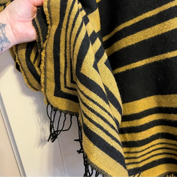 OS Black and Gold Poncho - Picture 4 of 4